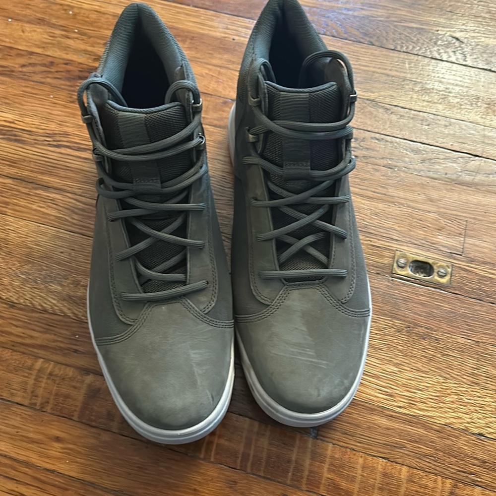 Timberland Men's Maple Grove Leather Chukka Boot